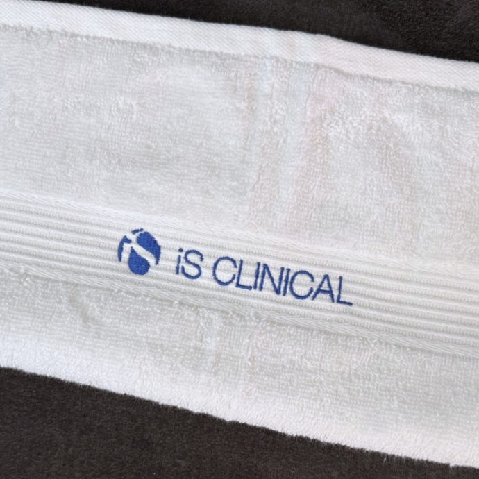 [is.towel.small] iS Clinical pyyhe logolla 50 x 70 cm