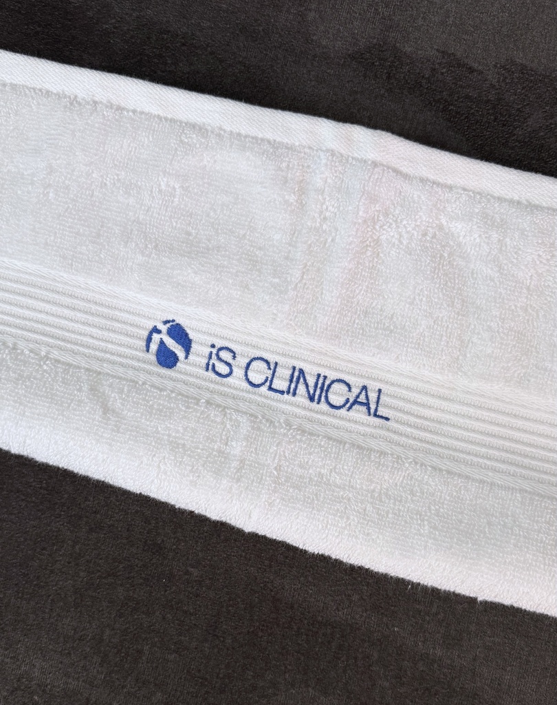 [is.towel.small] iS Clinical pyyhe logolla 50 x 70 cm